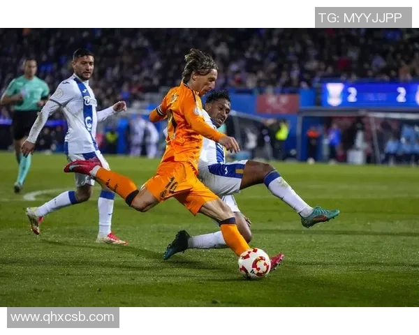 足球防守大师：盘点那些防守技巧卓越的足球球星及其经典防守瞬间